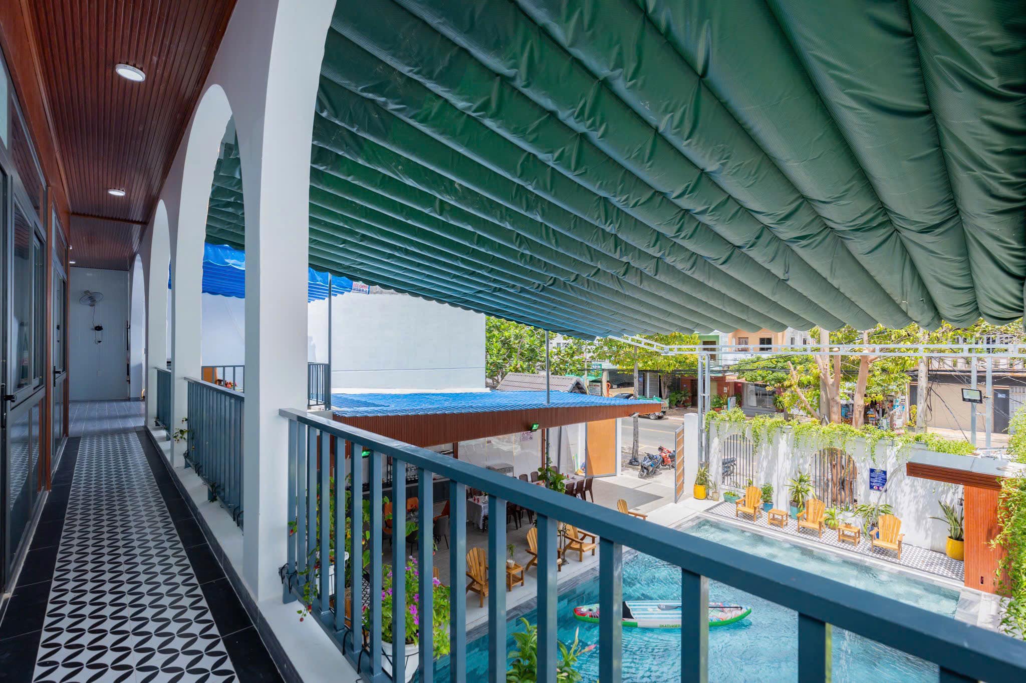 Mái xếp hồ bơi Quận 1 - HCM